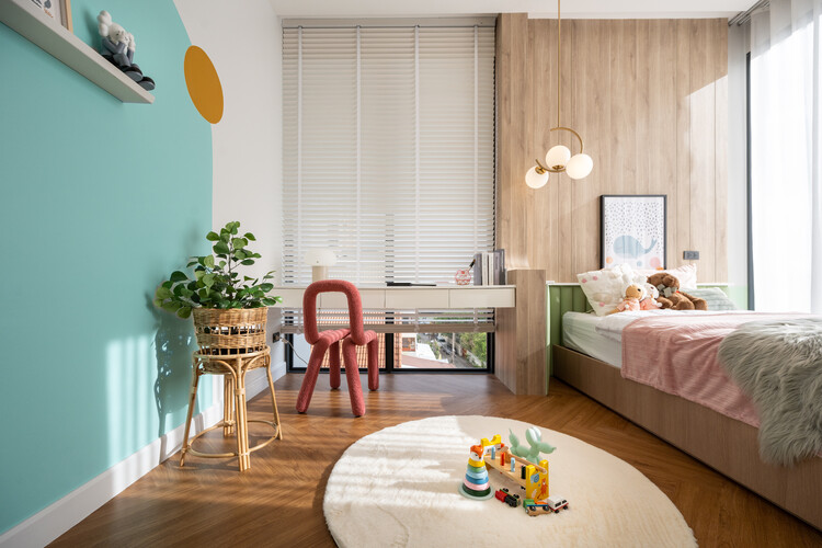 Alive Residence / Sa Ta Na Architects - Фотография интерьера, стол, окна, стул, спальня