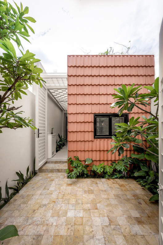 Nhà Voi 7 ​​Gardens House / студия DA VÀNG - Экстерьерная фотография, окна, кирпич, фасад, сад, двор