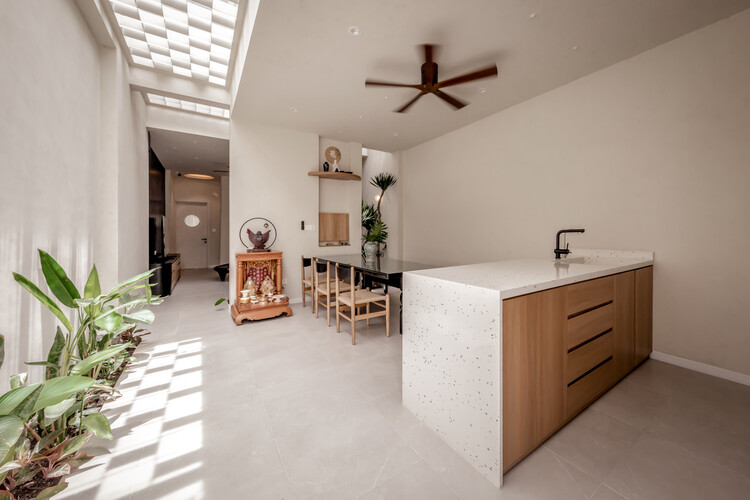 Nhà Voi 7 ​​Gardens House / студия DA VÀNG — Фотография интерьера, кухня, стул, окна
