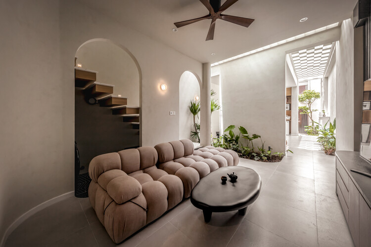 Nhà Voi 7 ​​Gardens House / студия DA VÀNG - Фотография интерьера, гостиная, окна, спальня, балка