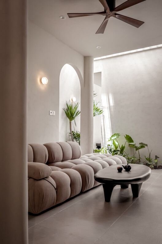 Nhà Voi 7 ​​Gardens House / студия DA VÀNG - Фотография интерьера, гостиная, окна