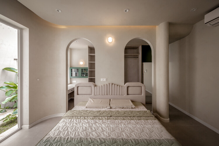 Nhà Voi 7 ​​Gardens House / студия DA VÀNG — Фотография интерьера, спальня, окна, стол, дверь, стул, кровать