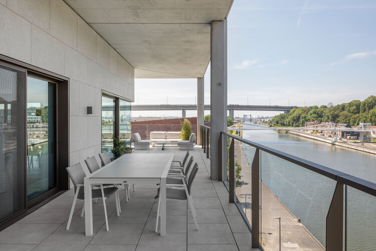 Waterzicht Apartments / Atelier Kempe Thill + BUUR + Urban Platform + evr-Architecten - Фотография интерьера, Кухня, Стол, Стул, Окна, Перила, Терраса