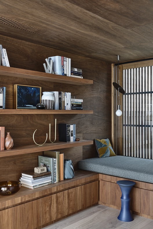 Malvern House / Lande Architects — Фотография интерьера, стеллажи, дерево, окна, балка