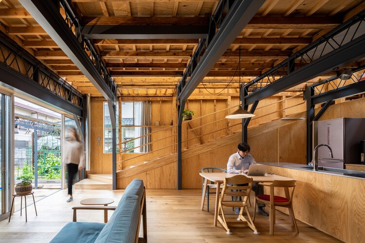 Дом отца и сына / Unemori Architects - Фотография интерьера, стол, балка