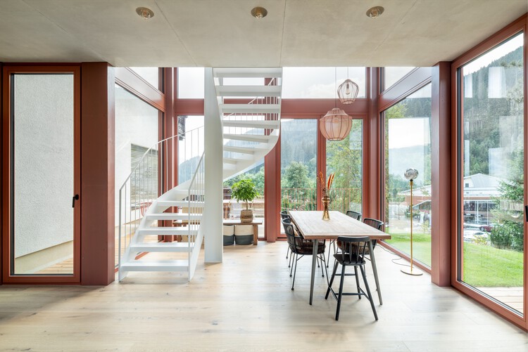 House Schmitten / Steiner Architecture - Фотография интерьера, Столовая, Стол, Стул, Окна, Балка