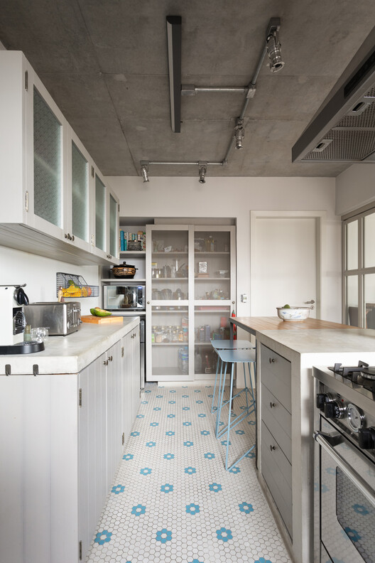 Apartamento Rodésia / Memola Estudio + Vitor Penha - Фотография интерьера, кухня, столешница, стул, окна, раковина