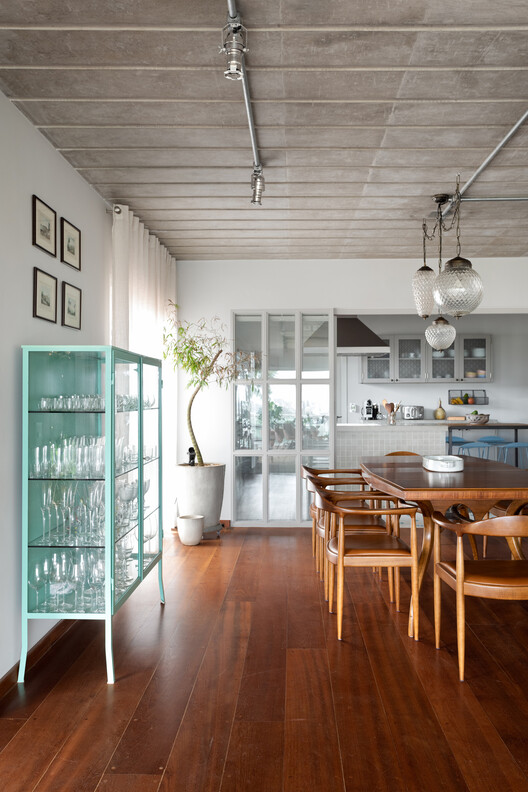 Apartamento Rodésia / Memola Estudio + Vitor Penha - Фотография интерьера, кухня, стол, освещение, стул, балка, окна