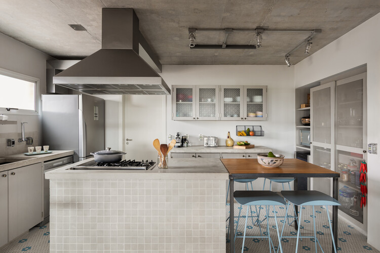 Apartamento Rodésia / Memola Estudio + Vitor Penha - Фотография интерьера, кухня, столешница, стол, раковина, стул, окна, балка