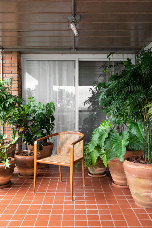 Apartamento Rodésia / Memola Estudio + Vitor Penha - Фотография интерьера, стул, окна, двор
