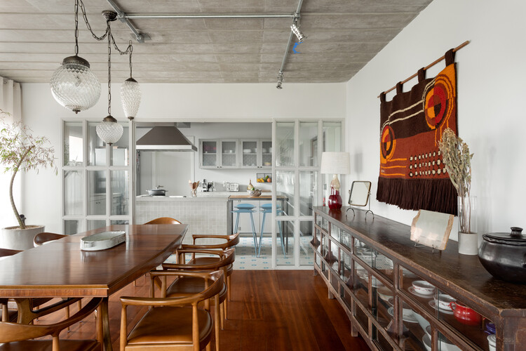Apartamento Rodésia / Memola Estudio + Vitor Penha - Фотография интерьера, стол, кухня, стул, столешница, балка