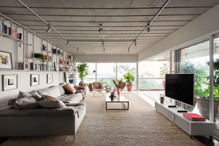 Apartamento Rodésia / Memola Estudio + Vitor Penha - Фотография интерьера, гостиная
