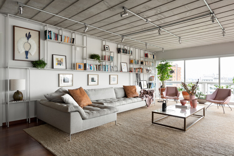 Apartamento Rodésia / Memola Estudio + Vitor Penha - Фотография интерьера, гостиная, диван, окна