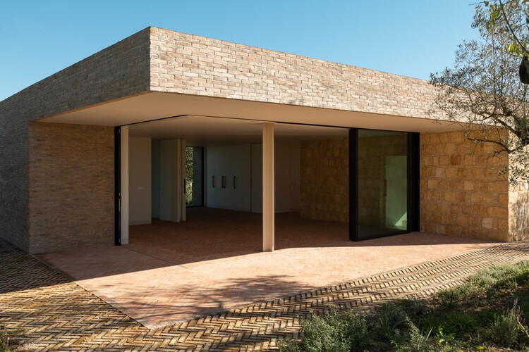 Дом Vila Flores / PAr Plataforma de ARquitectura - Фотография Экстерьера, Дверь, Фасад, Бетон, Окна