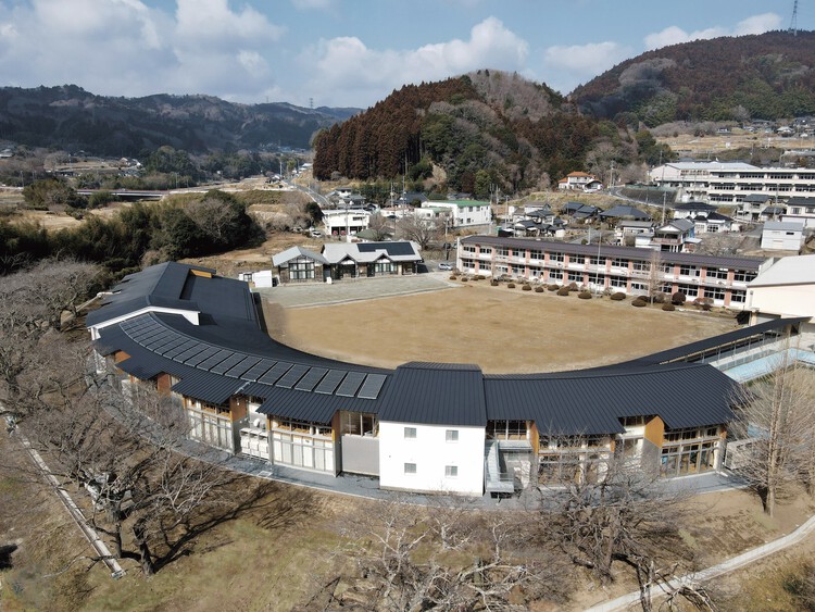 Начальная и неполная средняя школа Hitachi City Nakazato / MIKAMI Architects — фотография экстерьера