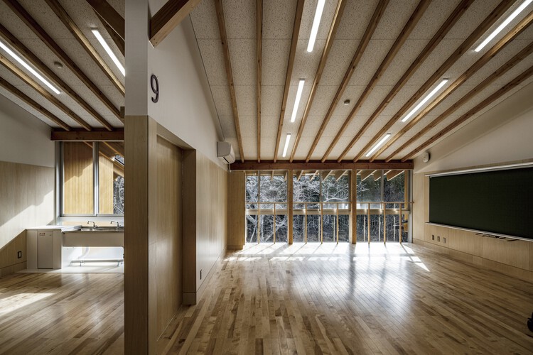 Начальная и неполная средняя школа Hitachi City Nakazato / MIKAMI Architects — фотография интерьера, окна, балки