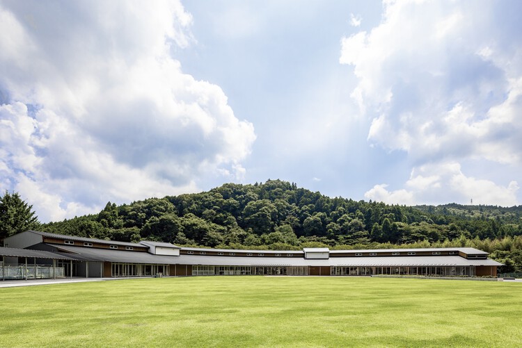 Начальная и неполная средняя школа Hitachi City Nakazato / MIKAMI Architects — фотография экстерьера