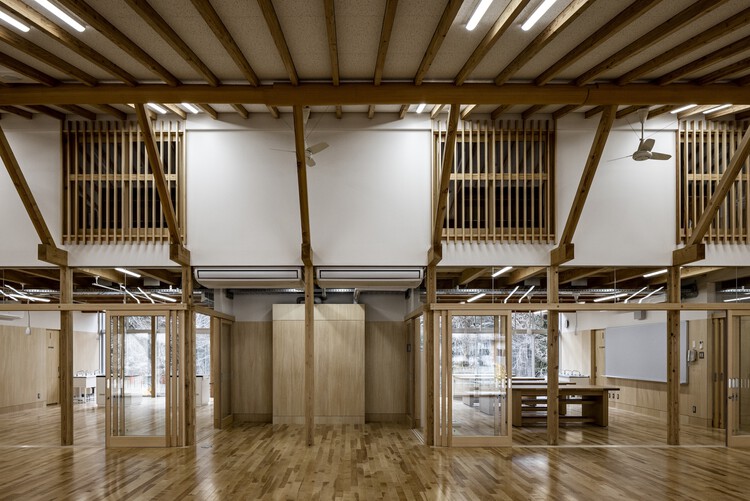 Начальная и неполная средняя школа Hitachi City Nakazato / MIKAMI Architects — Фотография интерьера, балка