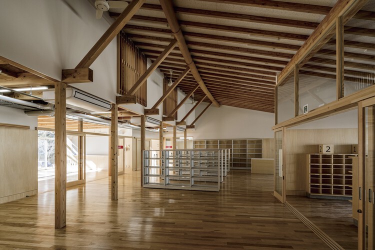 Начальная и неполная средняя школа Hitachi City Nakazato / MIKAMI Architects — Фотография интерьера, балка