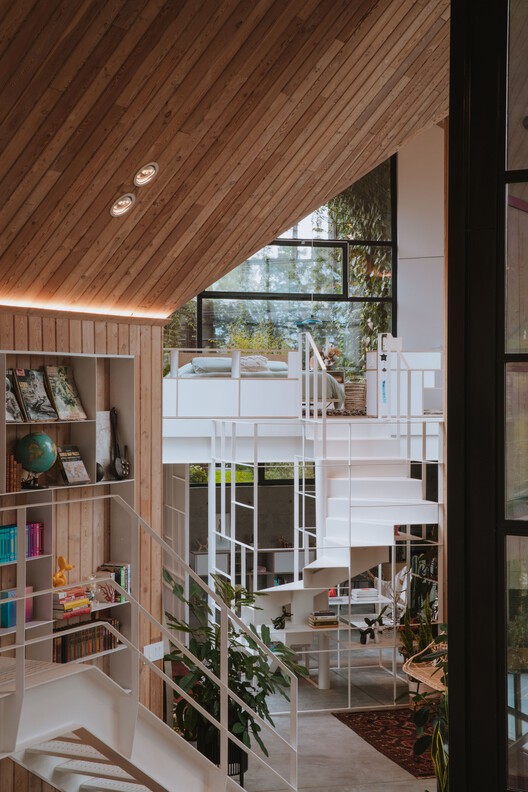 Kruppa House / Capa Arquitectura - Фотография интерьера, стеллажи, окна, балка