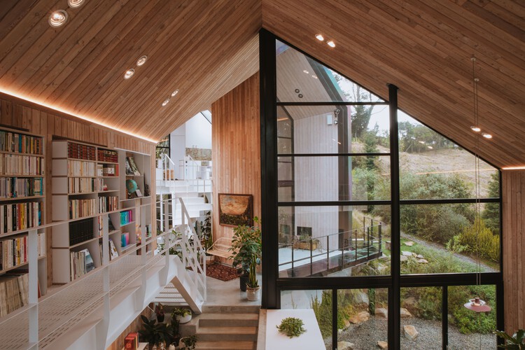 Kruppa House / Capa Arquitectura - Фотография интерьера, стеллажи, окна, балка