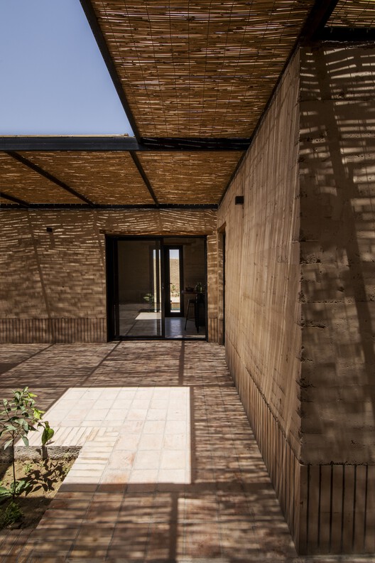 Khaki House / EZ Studio - Фотография экстерьера, окна, фасад, балка