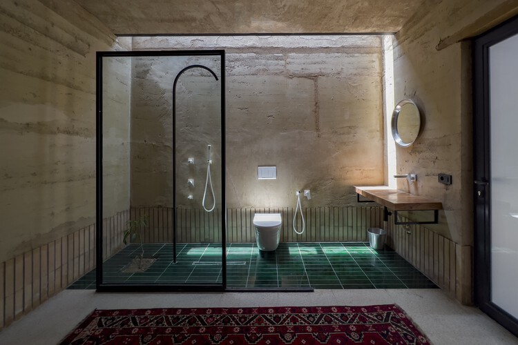 Khaki House / EZ Studio - Фотография интерьера, ванная комната, душ, ванна