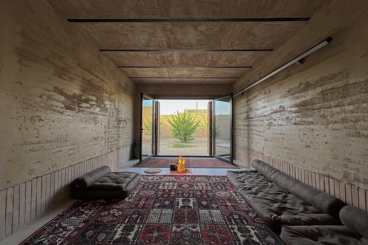 Khaki House / EZ Studio - Фотография интерьера, спальня, кирпич