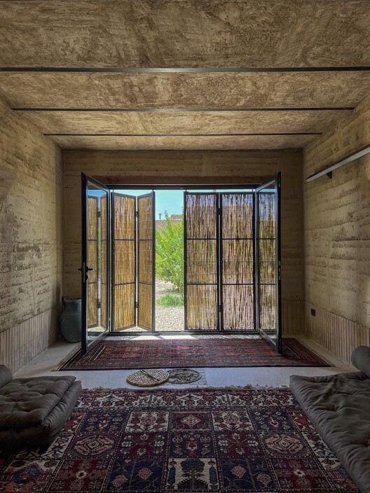 Khaki House / EZ Studio - Фотография интерьера, кирпич, брус
