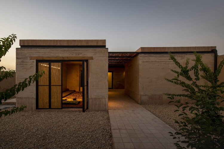 Khaki House / EZ Studio - Фотография экстерьера, двери, фасада