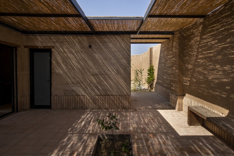 Khaki House / EZ Studio - Фотоэкстерьер, Окна, Кирпич, Фасад