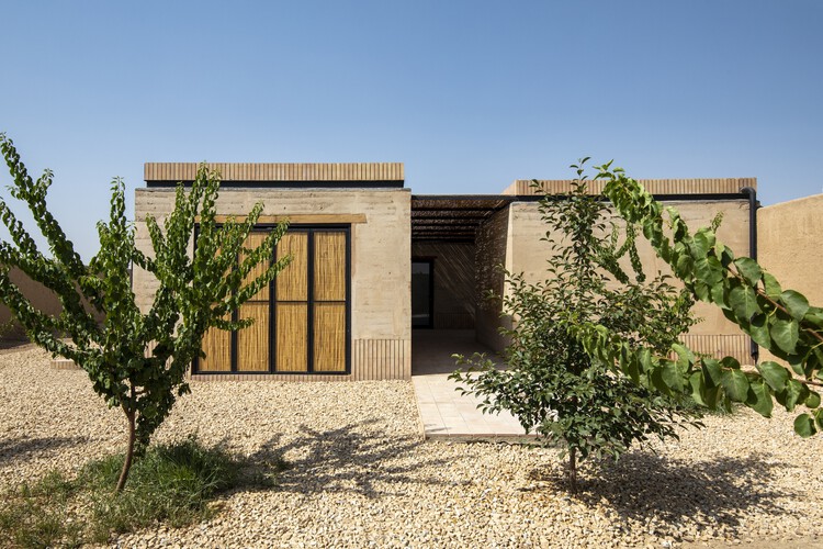 Khaki House / EZ Studio - Фотография экстерьера, окон, фасада