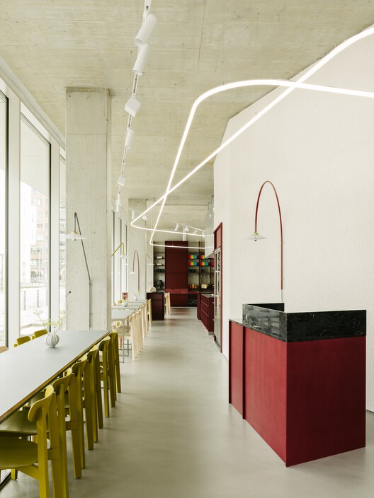 Ресторан REMI / Ester Bruzkus Architekten - Фотография интерьера, окон