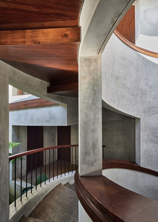 The Loop Residence / Алексис Дорнье - Фотография интерьера, лестница, балка, перила