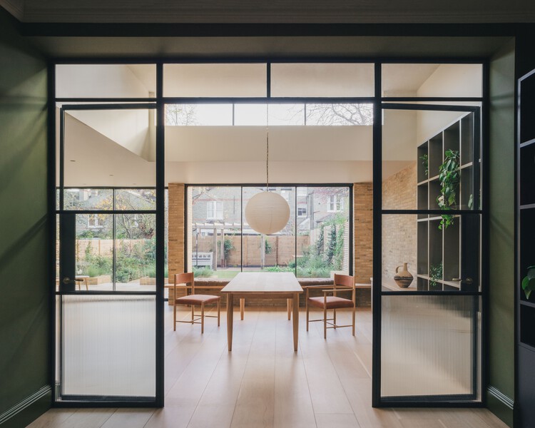 Кирпичный дом / Melissa White Architects — фотография интерьера, стол, окна, дверь, стул