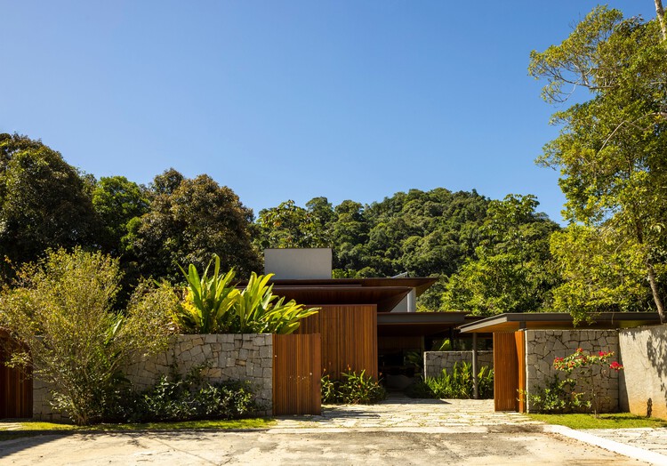 CCL Residence / Pitta Arquitetura - Экстерьерная фотография, фасад, сад