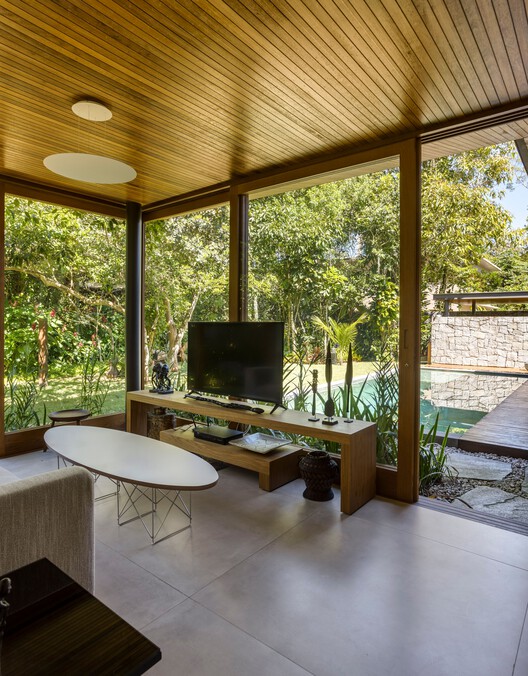 CCL Residence / Pitta Arquitetura - Фотография интерьера, стол, балка