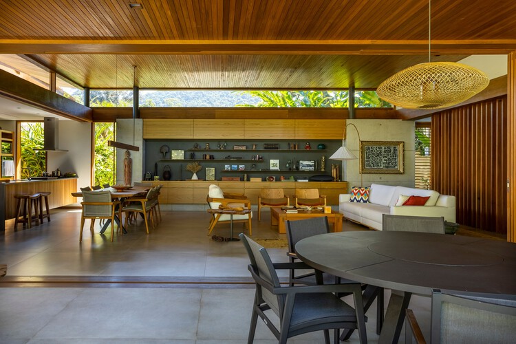 CCL Residence / Pitta Arquitetura - Фотография интерьера, Столовая, Стол, Стул, Балка