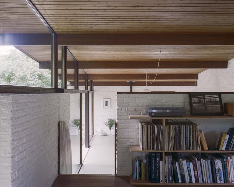 Kelleveld House / MAMOUT + Stephanie Willocx - Фотография интерьера, шкаф, стеллажи, балка