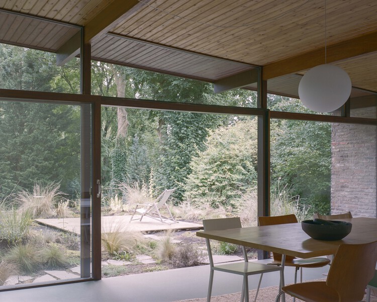 Kelleveld House / MAMOUT + Stephanie Willocx - Фотография интерьера, стол, освещение, стул, окна