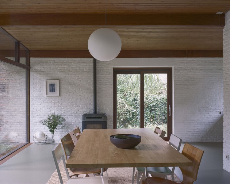 Kelleveld House / MAMOUT + Stephanie Willocx - Фотография интерьера, Столовая, Стол, Дерево, Окна, Стул, Балка