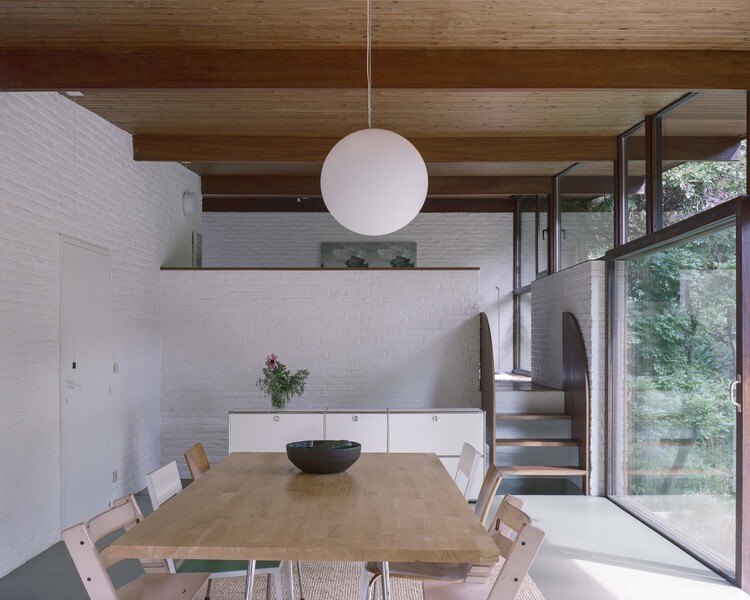 Kelleveld House / MAMOUT + Stephanie Willocx - Фотография интерьера, стол, окна, балка