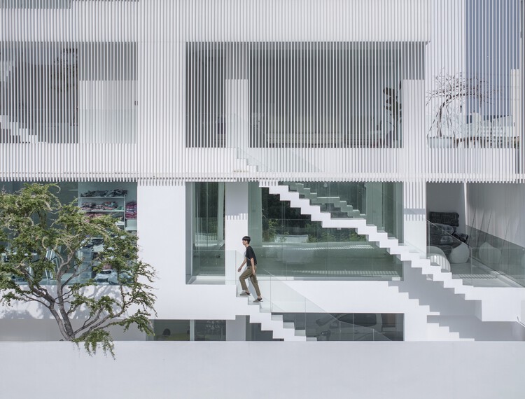 Canvas House / Unknown Surface Studio - Фотография интерьера, лестница, окна, фасад