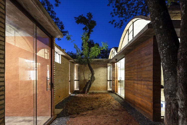 Tatakua House / Rcubo - Фотография Экстерьера, Кирпич, Фасад, Арка