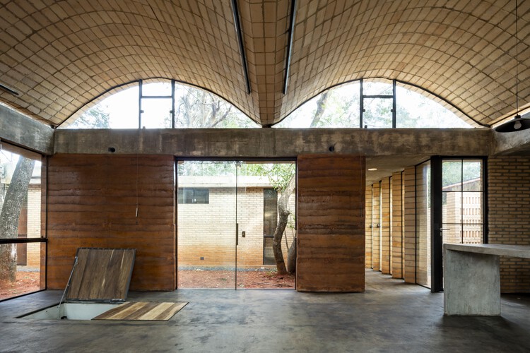 Tatakua House / Rcubo - Фотография интерьера, окна, балка