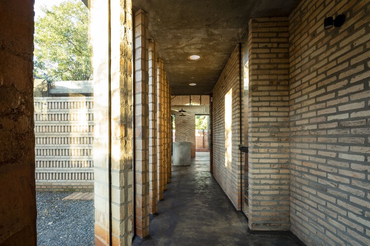 Tatakua House / Rcubo - Фотография интерьера, кирпич, окна