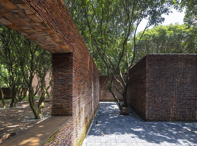 Музей До Му / ARB Architects - Фотография экстерьера, кирпич, лес
