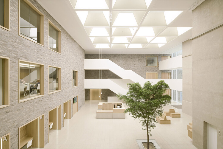 Ратуша и общественный центр / Bez+Kock Architekten - Фотография интерьера, окна