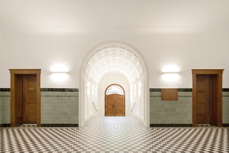 Ратуша и общественный центр / Bez+Kock Architekten - Фотография интерьера, спальня, арка