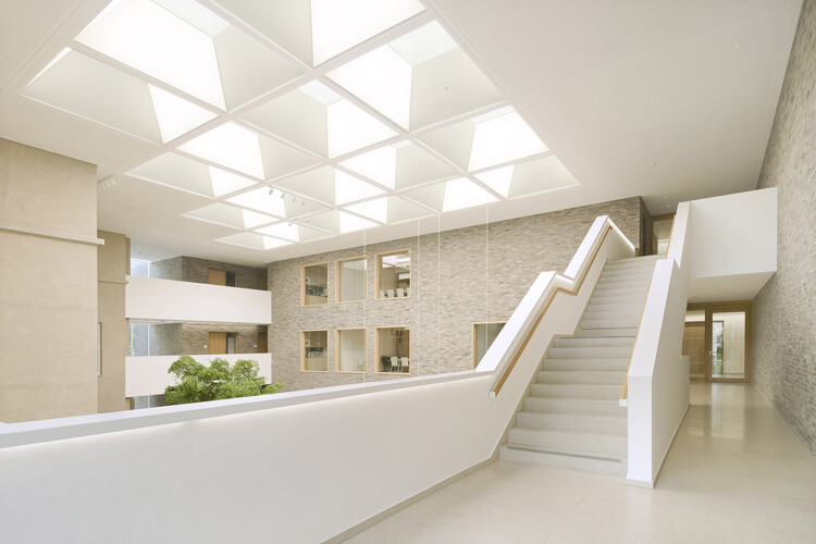 Ратуша и общественный центр / Bez+Kock Architekten - Фотография интерьера, фасад, окна, перила